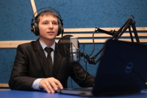 Konstantin Halchynskyi dirige el trabajo dirige el trabajo del equipo de la Voz de la Esperanza.